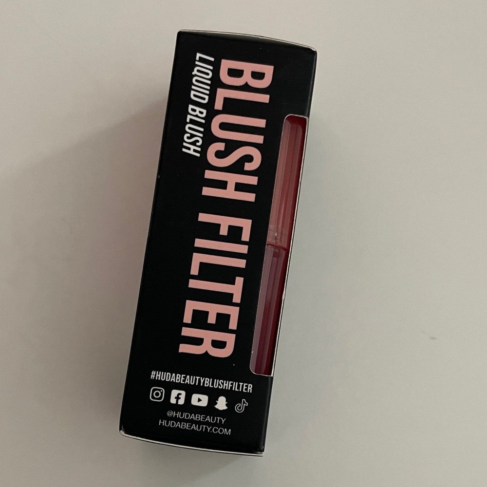 HUDA BEAUTY Blush Filter Liquid Blush in Peach Sorbet